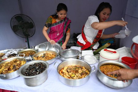 Téléchargez les photos : Les peuples autochtones bangladais exposent leurs aliments traditionnels lors d'un festival alimentaire autochtone à Dacca, au Bangladesh, le 11 août 2023. Les peuples autochtones bangladais organisent deux jours de festivals alimentaires autochtones pour marquer la Journée mondiale des peuples autochtones. - en image libre de droit
