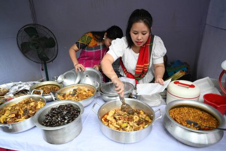 Téléchargez les photos : Les peuples autochtones bangladais exposent leurs aliments traditionnels lors d'un festival alimentaire autochtone à Dacca, au Bangladesh, le 11 août 2023. Les peuples autochtones bangladais organisent deux jours de festivals alimentaires autochtones pour marquer la Journée mondiale des peuples autochtones. - en image libre de droit