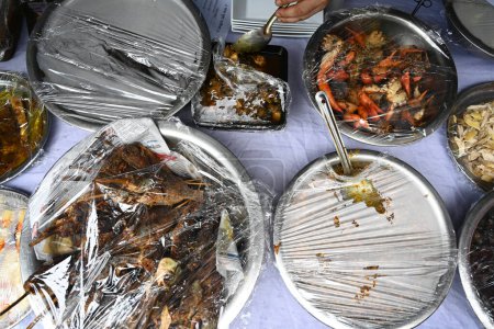 Foto de Los pueblos indígenas bangladesíes exhiben su comida tradicional en un festival de comida indígena en Daca, Bangladesh, el 11 de agosto de 2023. Pueblos indígenas bangladesíes organizan dos días de festivales de alimentación indígena para conmemorar el Día Mundial de los Pueblos Indígenas. - Imagen libre de derechos