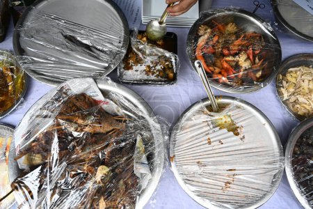 Foto de Los pueblos indígenas bangladesíes exhiben su comida tradicional en un festival de comida indígena en Daca, Bangladesh, el 11 de agosto de 2023. Pueblos indígenas bangladesíes organizan dos días de festivales de alimentación indígena para conmemorar el Día Mundial de los Pueblos Indígenas. - Imagen libre de derechos