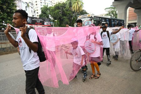 Foto de Activista de la Fundación Aariz organizó una campaña de sensibilización con mosquiteros exigiendo aumentar el uso de mosquiteros para prevenir las enfermedades del dengue en Daca, Bangladesh, el 18 de agosto de 202 - Imagen libre de derechos