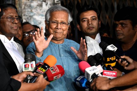 Téléchargez les photos : Le Prof Muhammad Yunus (C), lauréat du prix Nobel, s'entretient avec un journaliste après une audience au tribunal du travail à Dacca, Bangladesh, le 20 novembre 2023 - en image libre de droit