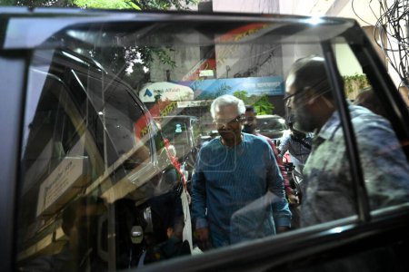 Téléchargez les photos : Le prix Nobel Muhammad Yunus (C) sort du tribunal du travail avec ses avocats après une audience à Dacca, Bangladesh, le 20 novembre 2023 - en image libre de droit