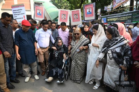 Foto de Familiares de líderes y activistas del principal partido de oposición encarcelado (BNP) mantuvieron una cadena humana exigiendo la liberación inmediata de todos los líderes y activistas frente al Club Nacional de Prensa en Daca, Bangladesh, el 28 de noviembre de 2023. - Imagen libre de derechos