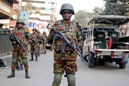 Téléchargez les photos : Des soldats de l'armée bangladaise montent la garde dans la rue lors d'une patrouille à Dacca, au Bangladesh, le 6 janvier 2024, à la veille des élections générales au Bangladesh - en image libre de droit