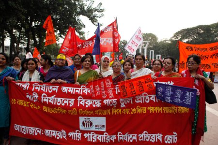 Téléchargez les photos : Des femmes participent à un rassemblement de protestation réclamant l'élimination de la violence à l'égard des femmes à l'occasion de la Journée internationale pour l'élimination de la violence à l'égard des femmes à Dacca, le 25 novembre 2015 - en image libre de droit