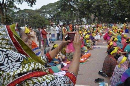 Téléchargez les photos : Des femmes participent à un rassemblement de protestation réclamant l'élimination de la violence à l'égard des femmes à l'occasion de la Journée internationale pour l'élimination de la violence à l'égard des femmes à Dacca, le 25 novembre 2015 - en image libre de droit