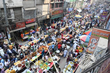 Téléchargez les photos : Vendeur de rue vend des aliments iftar pour briser le jeûne diurne du mois sacré du Ramadan à un marché traditionnel iftar à Dacca, Bangladesh, le 12 Mars, 2024 - en image libre de droit
