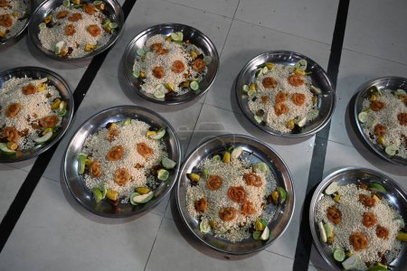 Téléchargez les photos : Des bénévoles préparent de la nourriture à base d'iftar pour les dévots musulmans avant de rompre leur jeûne pendant le mois sacré du Ramadan à la mosquée nationale Baitul Mukarram à Dacca, Bangladesh, le 13 mars 2024 - en image libre de droit