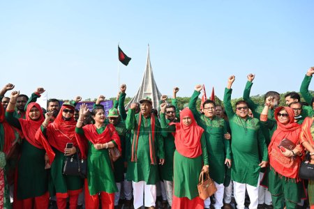 Foto de La gente se reúne para rendir homenaje en el Monumento Nacional de Savar para celebrar el Día de la Independencia de Bangladesh en Daca, Bangladesh, el 26 de marzo de 2024. - Imagen libre de derechos