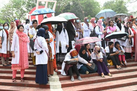 Téléchargez les photos : Postgraduate Private Trainee Doctors Association a organisé un rassemblement de protestation lors de la demande d'une allocation minimale de 50 000 Taka et le paiement dû de cette allocation à la centrale Shaheed Minar à Dacca, Bangladesh, le 28 Mars 202 - en image libre de droit
