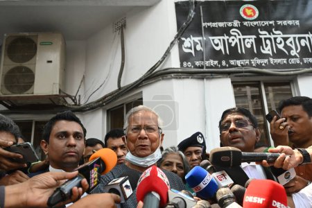 Téléchargez les photos : Le professeur Muhammad Yunus (C), lauréat du prix Nobel de la paix bangladais, s'adresse aux médias alors qu'il se prépare à partir après avoir déposé un appel pour la prolongation de sa caution au Tribunal d'appel du travail à Dacca, Bangladesh, le 16 avril 2024 - en image libre de droit