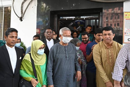 Téléchargez les photos : Le professeur Muhammad Yunus (C), lauréat du prix Nobel de la paix bangladais, se prépare à une autorisation après avoir interjeté appel de la prolongation de sa caution devant le Tribunal d'appel du travail à Dacca, Bangladesh, le 16 avril 2024 - en image libre de droit