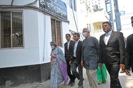 Téléchargez les photos : Le professeur Muhammad Yunus (2L), lauréat du prix Nobel de la paix bangladais, interjette appel de la prolongation de sa caution devant le Tribunal d'appel du travail à Dacca, au Bangladesh, le 16 avril 202. - en image libre de droit