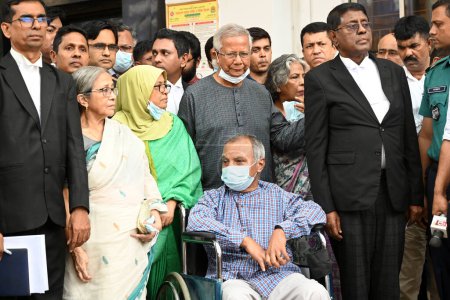 Téléchargez les photos : Le professeur Muhammad Yunus (C), lauréat du prix Nobel de la paix bangladais, se prépare à une autorisation après avoir interjeté appel de la prolongation de sa caution devant le Tribunal d'appel du travail à Dacca, Bangladesh, le 16 avril 2024 - en image libre de droit