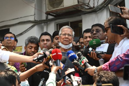 Foto de El Premio Nobel de la Paz de Bangladesh, Profesor Muhammad Yunus (C), se dirige a los medios de comunicación mientras se prepara para irse después de presentar una apelación para la extensión de su fianza en el Tribunal de Apelaciones Laborales en Daca, Bangladesh, el 16 de abril de 2024. - Imagen libre de derechos