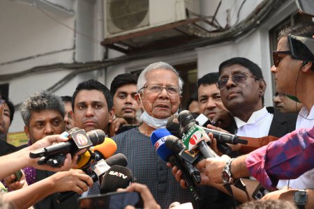 Foto de El Premio Nobel de la Paz de Bangladesh, Profesor Muhammad Yunus (C), se dirige a los medios de comunicación mientras se prepara para irse después de presentar una apelación para la extensión de su fianza en el Tribunal de Apelaciones Laborales en Daca, Bangladesh, el 16 de abril de 2024. - Imagen libre de derechos