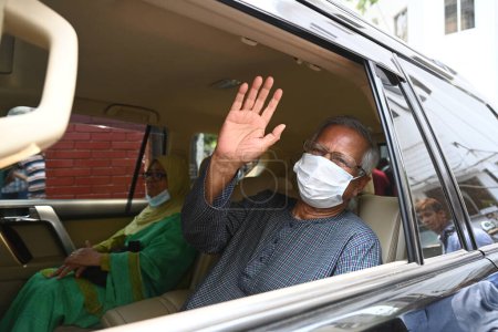 Téléchargez les photos : Le professeur Muhammad Yunus, lauréat du prix Nobel de la paix bangladais, montre la main lors de son départ de la cour après avoir interjeté appel de la prolongation de sa caution devant le Tribunal d'appel du travail à Dacca, Bangladesh, le 16 avril 2024 - en image libre de droit