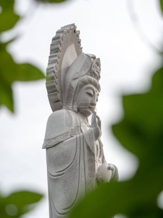 Téléchargez les photos : Statue de Guanyin debout ou Déesse de la Miséricorde - Église cloche chinoise. Dumaguete City - en image libre de droit