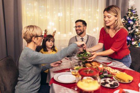 Foto de Feliz familia multi-generación disfrutando en un almuerzo juntos en casa. Familia en la cena de Navidad en casa - Imagen libre de derechos