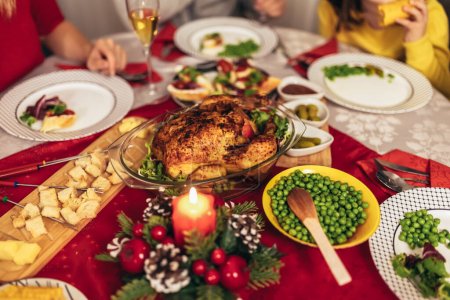 Téléchargez les photos : Gros plan sur la nourriture pendant le dîner en famille à la table à manger. - en image libre de droit