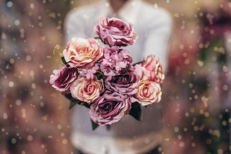 Foto de Delicadas flores rosadas florecientes, rosas florecientes, ramo de flores imagen pastel - Imagen libre de derechos