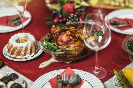 Téléchargez les photos : Table de Noël pleine de nourriture délicieuse - en image libre de droit
