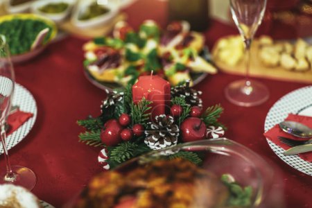 Téléchargez les photos : Table de Noël pleine de nourriture délicieuse - en image libre de droit