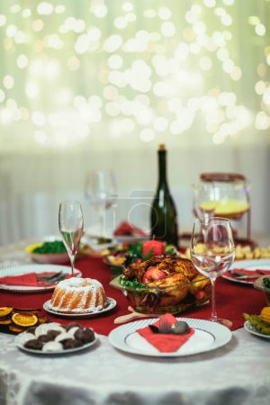 Foto de Mesa de Navidad llena de deliciosa comida - Imagen libre de derechos