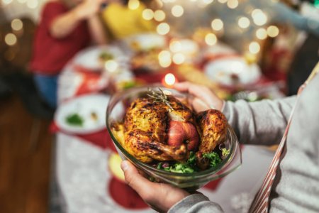 Foto de Familia cenando en Navidad en la mesa llena de comida - Imagen libre de derechos