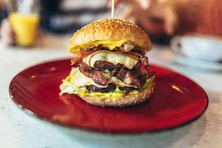 Téléchargez les photos : Hamburger frais et savoureux sur plaque rouge - en image libre de droit