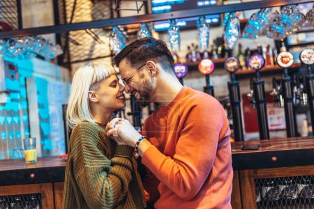 Téléchargez les photos : Portrait d'un beau couple tout en ayant des moments romantiques dans un café. - en image libre de droit