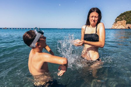 Téléchargez les photos : Frère et sœur jouant dans la pause sur la plage pendant la chaude journée de vacances d'été
. - en image libre de droit