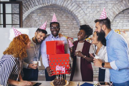 Foto de Empresarios celebrando el cumpleaños de sus colegas en la oficina - Imagen libre de derechos