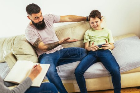 Téléchargez les photos : Internet garçon accro visite thérapeute avec son père - en image libre de droit