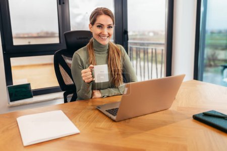 Foto de Retrato de una mujer de éxito, mujer de negocios que trabaja en una oficina moderna en el ordenador portátil. - Imagen libre de derechos