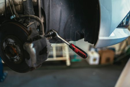 Foto de Fotografía de cerca de una llave diseñada para quitar el disco de freno de una rueda del coche. Llave Gedora. - Imagen libre de derechos