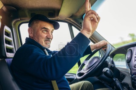 Téléchargez les photos : Chauffeur professionnel conduisant un camion sur la route. - en image libre de droit