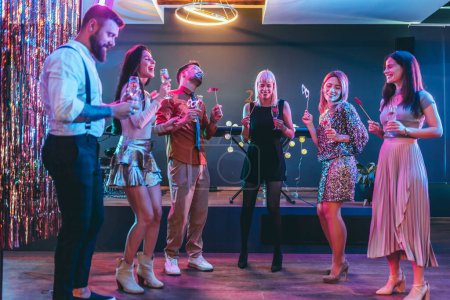 Téléchargez les photos : Groupe de personnes dansant dans le club - en image libre de droit