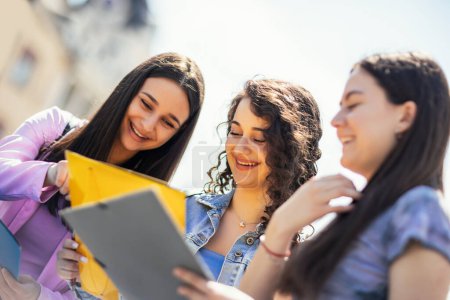 Foto de Grupo de estudiantes con cuaderno que estudian juntos al aire libre. - Imagen libre de derechos