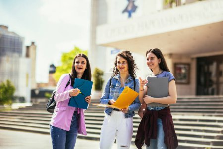 Foto de Grupo de estudiantes con cuaderno que estudian juntos al aire libre. - Imagen libre de derechos