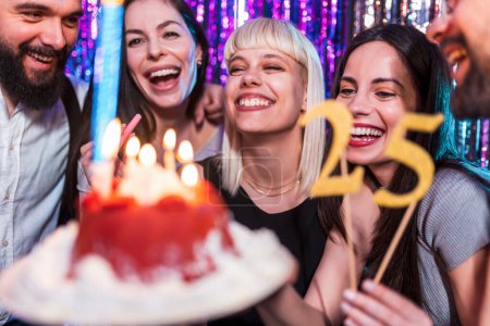 Téléchargez les photos : Fête d'anniversaire des amis en boîte de nuit. - en image libre de droit