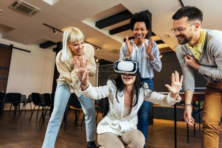 Téléchargez les photos : Des hommes d'affaires font de l'exercice de formation d'équipe pendant le séminaire de team building avec des lunettes VR - en image libre de droit