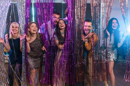 Téléchargez les photos : Groupe d'amis faisant la fête dans une boîte de nuit - en image libre de droit