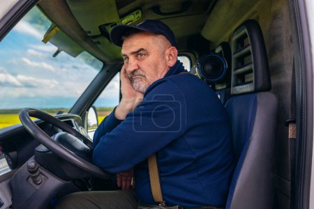 Téléchargez les photos : Chauffeur professionnel conduisant un camion sur la route. - en image libre de droit