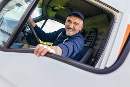 Téléchargez les photos : Portrait d'un livreur joyeux regardant par la fenêtre du véhicule utilitaire blanc, livrant des marchandises en voiture - en image libre de droit