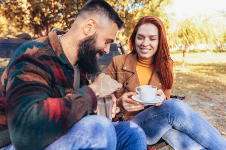 Téléchargez les photos : Beau couple d'amour assis dans un café profiter dans le café et la conversation
. - en image libre de droit