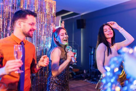Téléchargez les photos : Groupe de personnes dansant dans le club célébrant le Nouvel An - en image libre de droit