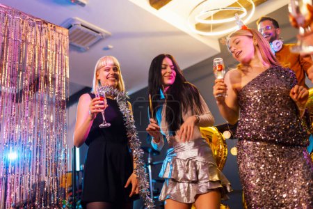 Téléchargez les photos : Groupe de personnes dansant dans le club célébrant le Nouvel An - en image libre de droit