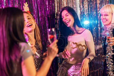Téléchargez les photos : Groupe d'amies dansant dans le club - en image libre de droit